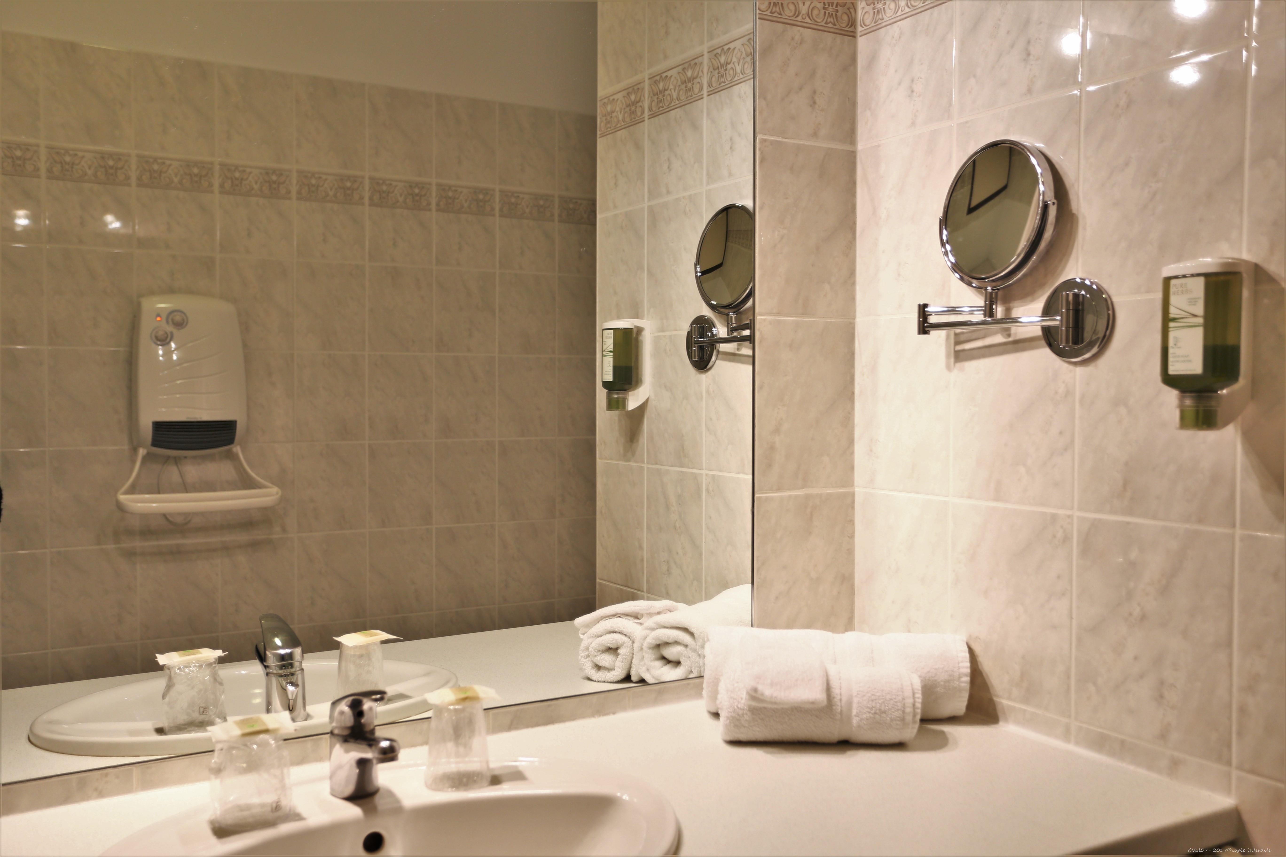 Logis Hotel-Restaurant La Mere Biquette Saint-Pons  المظهر الخارجي الصورة