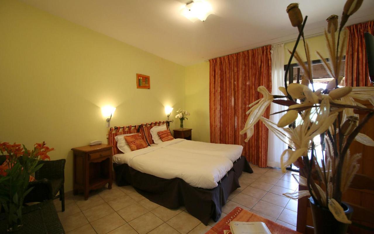 Logis Hotel-Restaurant La Mere Biquette Saint-Pons  المظهر الخارجي الصورة