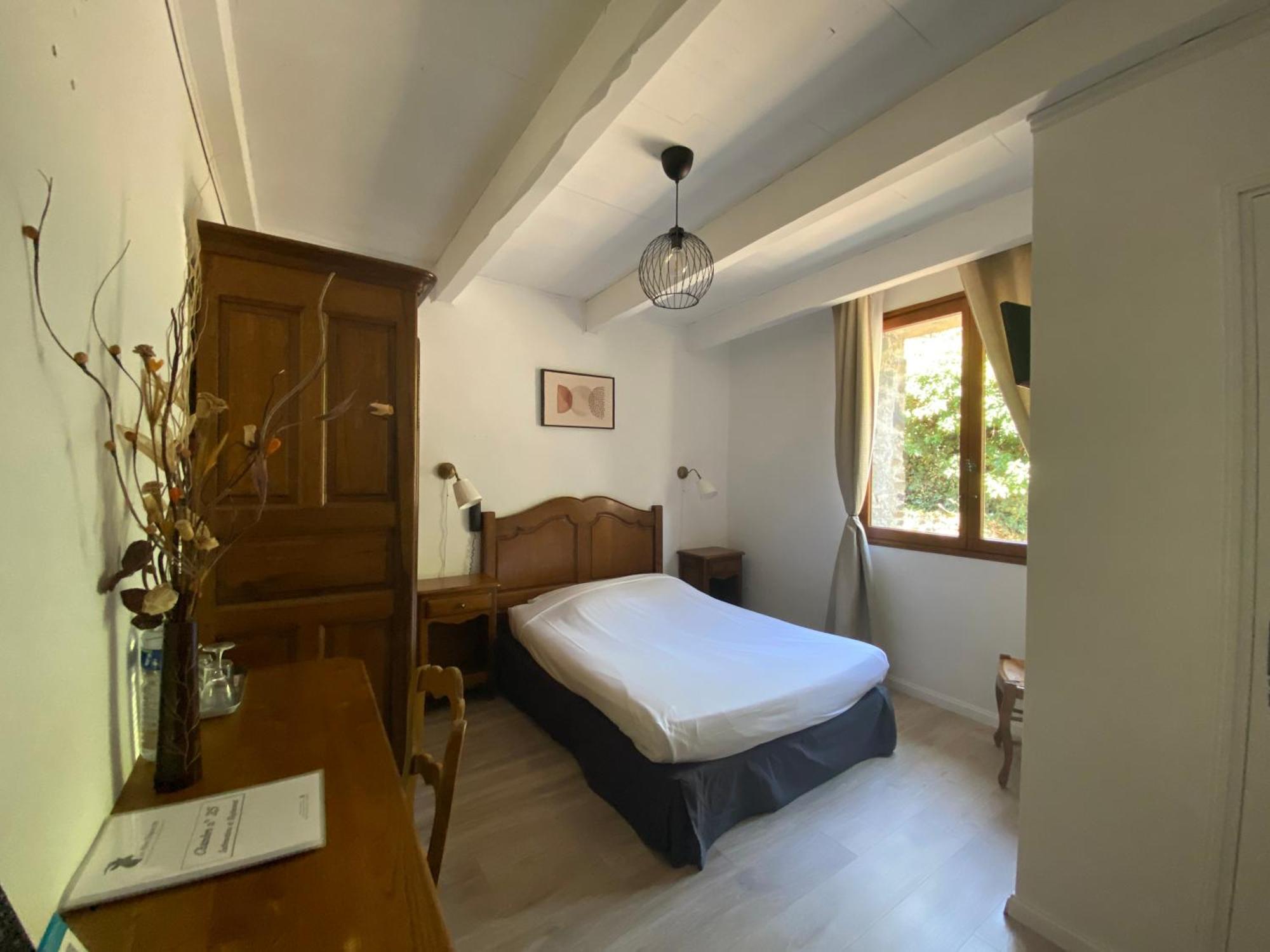 Logis Hotel-Restaurant La Mere Biquette Saint-Pons  المظهر الخارجي الصورة