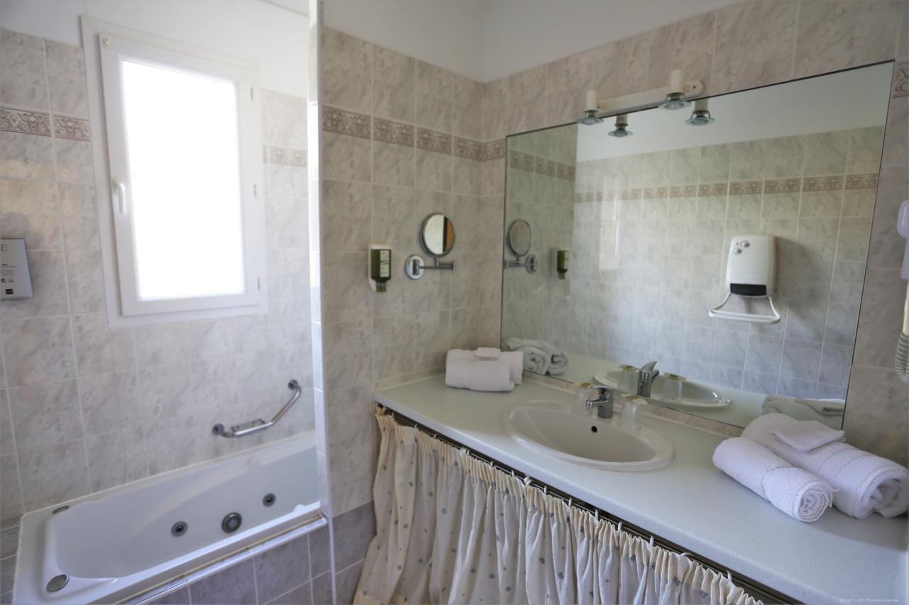 Logis Hotel-Restaurant La Mere Biquette Saint-Pons  المظهر الخارجي الصورة